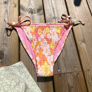Bikiniunderdel - En fin bikiniunderdel från H&M. Helt oanvänd och i helt nytt skick. Lappen och skyddet finns kvar. 