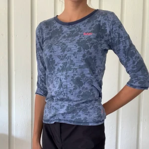 Blåmönstrad tröja - Trekvartsärm. Från Lee Cooper, strl 10