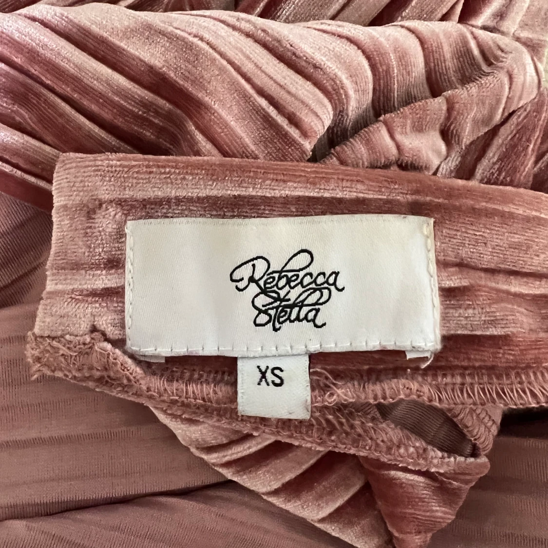 Rosa sammetsklänning Rebecca Stella  - 91