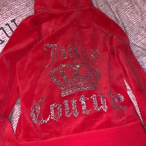 Rött juciy kofta❤️ - Hej säljer mitt röda juciy kofta för 300kr fast med spårbar frakt kommer allt bli 366kr❤️ koftan är i bra skick och i strl xs/s❤️ har aldrig använts bara blivit testad!! Byter också❤️ priser kan diskuteras privat 😁