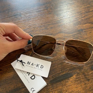 SVINSNYGGA ”pilot” solglasögon - Ett par helt nya pilot, bruna, solglasögon som inte använts för tyckte inte de passade mig. 150 kr med frakt💓💓