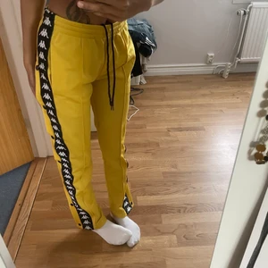 Gula kappabyxor med knappar - Sjukt snygga byxor som jag knappt har använt, skitcoola och sticker ut från mängden