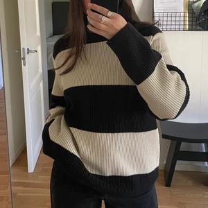 Ribbad randig kofta - Säljer denna jätte snygga randiga koftan från HM då den ej kommer till användning🤍 Den är i storlek M och i bra skick. Köparen står för frakten📦