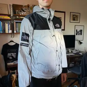 Säljer en Supreme x The north face 3M reflective mountain jacket i storlek XL (men passar som en medium). Replika. I bra skick! Nice att den lyser och fungerar även som en bra vindjacka 