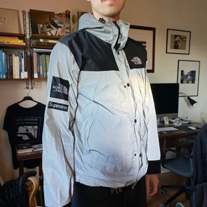 Supreme x The north face  - Säljer en Supreme x The north face 3M reflective mountain jacket i storlek XL (men passar som en medium). Replika. I bra skick! Nice att den lyser och fungerar även som en bra vindjacka 