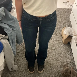 Lågmidjade jeans - Mörkblå jeans från BLACK premium i storlek W27 L30