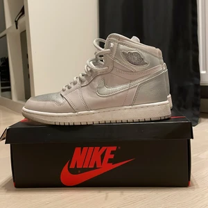 Jordan 1 high Japan - Jag säljer mina Jordan 1 high Japan som är i ett bra skick och nästan helt oanvända. Ny pris för cirka 2000kr. Men jag säljer dom för 800kr inklusive frakt. Storlek 36,5