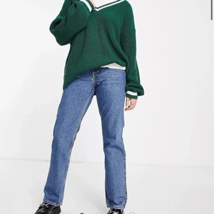 Weekday Arrow jeans - Jeans från weekday i modellen Arrow. Lågmidjade blåa jeans säljs då dom var för små och kunde ej lämna tillbaka. Storlek 25 i midjan och 34 i längden alltså väldigt långa i benen och passar mig på 172 med långa ben. Helt nya med kap på köpt för 550kr