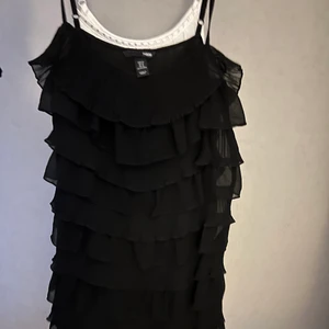 2 klänningar med volang  - Så sjukt fina klänningar med volang lager, i super fint skick o passar xs/s, buda privat eller köp direkt en för 500kr. bud från 250kr