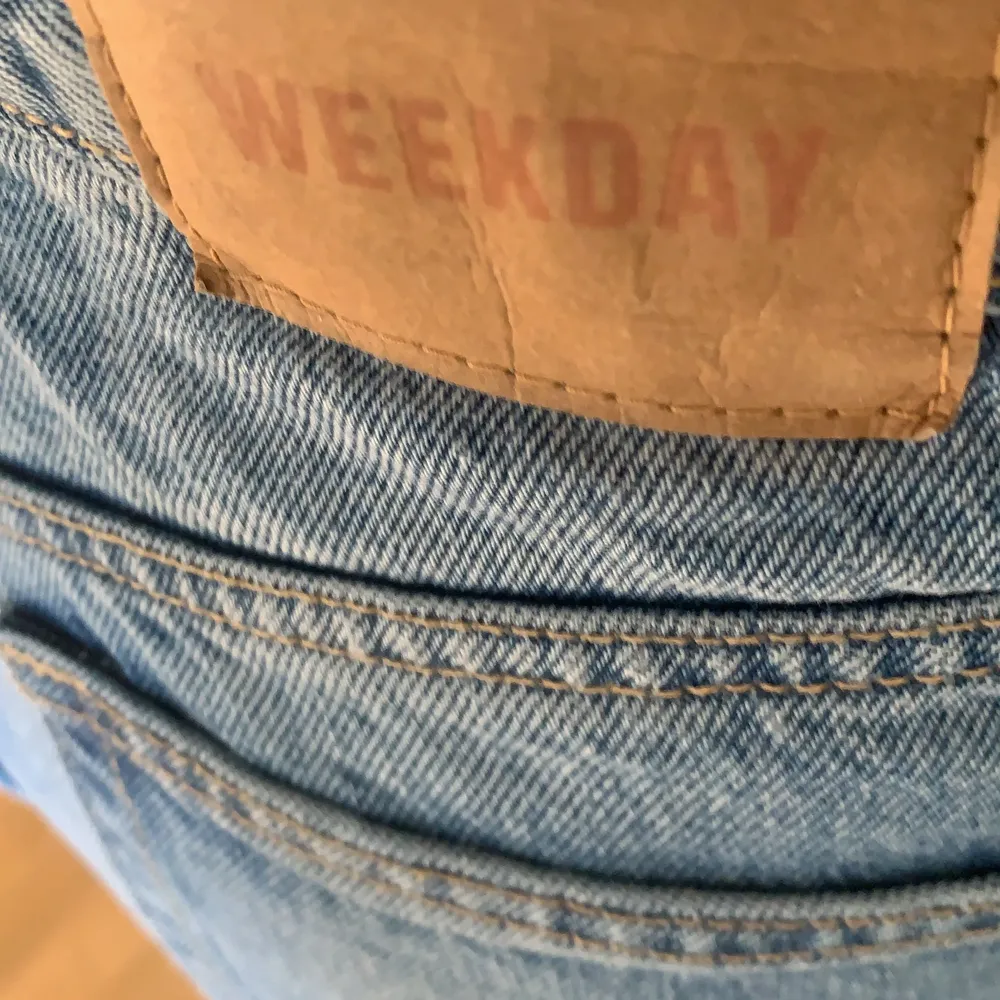 Säljer mina jätte fina jeans från weekday som är lågmidjade köpte nyligen men aldrog använt köpte för 600kr och säljer för 200kr (pris kan diskuteras) köparen står för frakten . Jeans & Byxor.