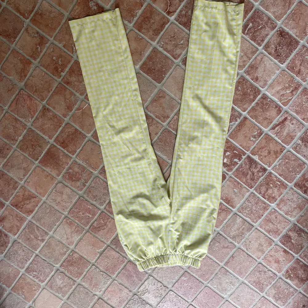 Gula rutiga byxor från design by si. Första bilden är lite missvisande när det gäller färgen men det exakt samma modell. Storlek xs. Jeans & Byxor.