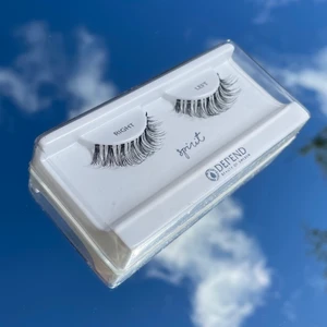 Depend lösögonfransar  - Nya depend lösögonfransar har endast provat den högra och tyckte inte om modellen. Oöppnat lim medföljer däremot inte kartong förpackningen (pga att den är sönder). Om man vill ha mer bilder eller videos är det bara att skriva till mig!