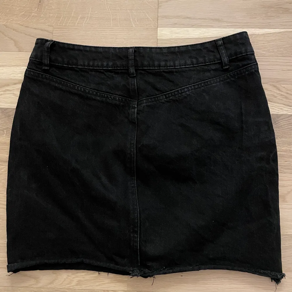 jeans kjol med knappar från bikbok i storlek S! skriv privat om du vill köpa eller buda i kommentarerna!. Kjolar.