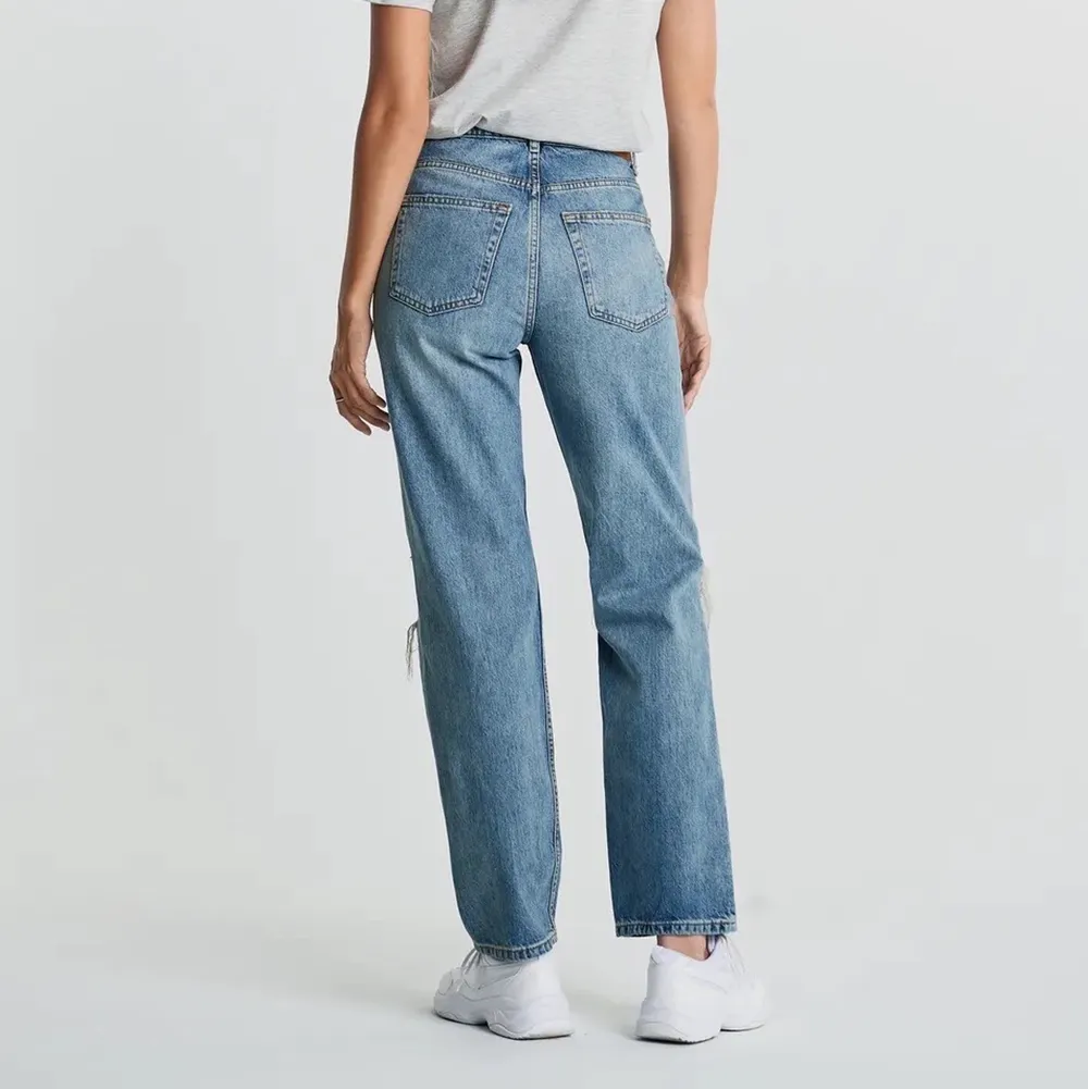 supersköna jeans från gina tricot i storlek 34! passar perfekt för mig som är 160cm :). Jeans & Byxor.