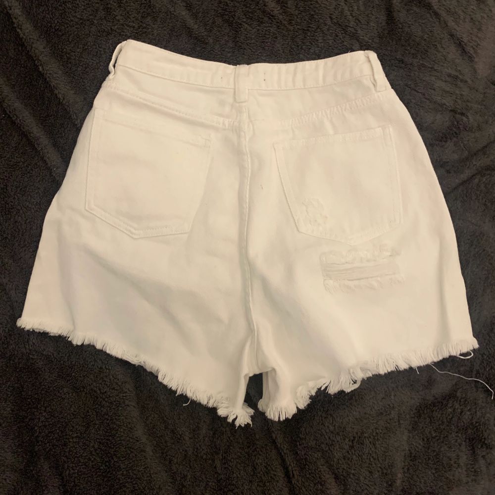 Nya högmidjade vita mom shorts från missguided i storlek 36 som tyvärr inte passade mig.. Shorts.