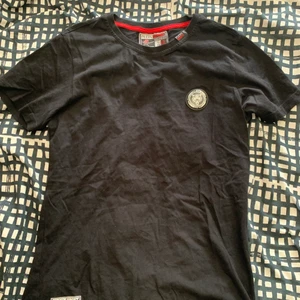 Plein sport t-shirt - En plein sport t-shirt i mycket fint skick! Storlek M men passar S.