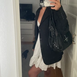 Kavaj - Kavaj från cavaliere. Stl 46 och jag har oftast stl S i kläder. Väldigt bra skick 🤍