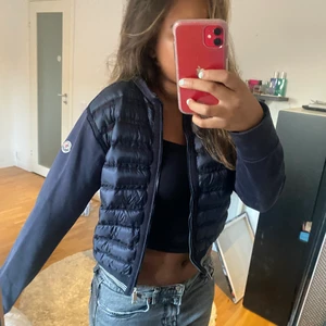 Moncler cardigan  - Säljer nu min moncler cardigan då den inte var min stil 💕 Den är helt i nyskick och har alla lappar kvar, även koden finns som äkthetsbevis 💕 Skriv vid frågor eller fler bilder😊 Köp direkt för 3900kr 