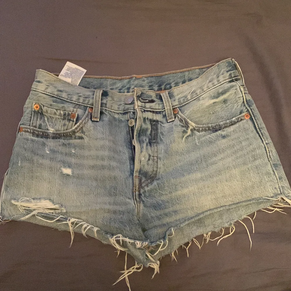 Säljer mina supersnygga och populära Levis shorts. Storleken står ej men passar mig med storlek 27. ❤️. Shorts.