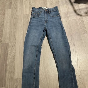 Molly jeans - Gina tricot jeans. Dom jeansen på första bilden är i storlek s och dom med hål är i storlek xs (hålen har vi gjort själv). Köp båda för 120 eller ett par för 70 ❤️
