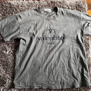 Valentino T-shirt  - En T-shirt från ”Valentino”, köpt på Stockholms stadsmission. Passar S-L beroende på passform, 100kr. 
