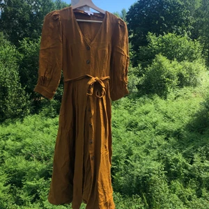 Mörkgul klänning från & other stories - Jättefin mörkgul klänning i lin och viskos från & other stories. I jättebra skick.