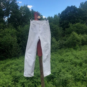 Weekday rowe jeans - Vita jeans från weekday i modellen rowe, lite fläckiga men annars i bra skick!