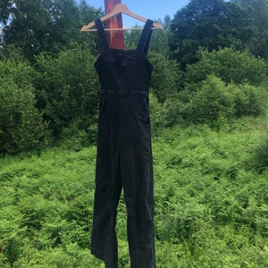 Byxdress från weekday - Supersnygg byxdress från weekday i svart denim. Jättefin passform med vida, croppade ben, bra skick!