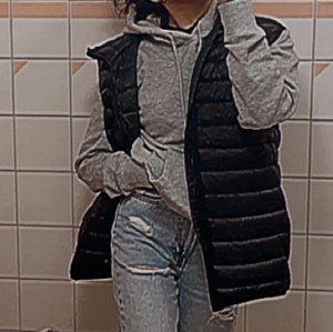  Svart väst  - Jätte fin väst som jag köpte för 300kr, användat antal gånger så de är ganska ny. Sälja för att de är inte min stil längre.