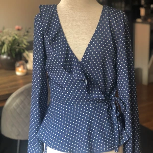 Blå, prickig blus   - Långärmad,  blå blus med vita prickar  från Gina Tricot, sparsamt använd. Storlek S.   Mått på docka  Byst: 82  Midja: 61 cm Stuss: 90 cm  För fler bilder eller frågor kring frakt är det bara att skicka iväg ett PM! 📦📸