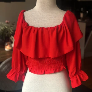 Röd långärmad blus/topp - Långärmad, klarröd topp/blus från H&M, aldrig använd. Storlek S.   Mått på docka  Byst: 76  Midja: 65 cm Stuss: 96 cm  För fler bilder eller frågor kring frakt är det bara att skicka iväg ett PM! 📦📸