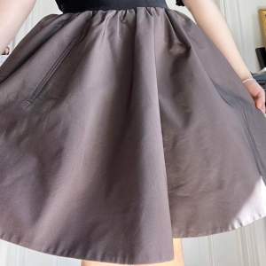 Så fin brun kjol från Acne Studios! Sparsamt använd. Storleken är EU 40, vilket är kanske en medium, men den passar även mig som ofta har en small!