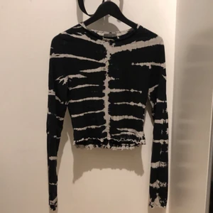 weekday topp - En långärmad topp från weekday med batikmönster och ”lettuce hems”🙏 Kan mötas i Skanstull eller frakta (köparen står för frakt, tryck på köp nu för att få den fraktad) Passar S-M enligt min bedömning :)