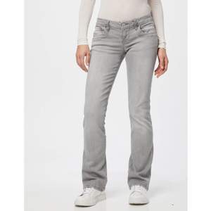 säljer mina snygga low waist jeans ifrån Zalando, väldigt bra skick😝startpris 400+ frakt! högsta bud vinner❌❌