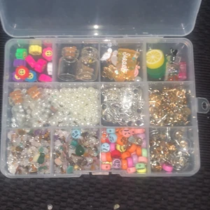 Pärlor - Många olika berlocker (köpte för 300kr) frakt pris 40kr