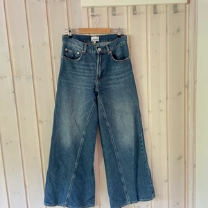 GANNI JEANS - fetaste gannijeansen, älskar dem men tyvärr lite för korta för mig som är 172. 🤎 Nypris cirka 1900