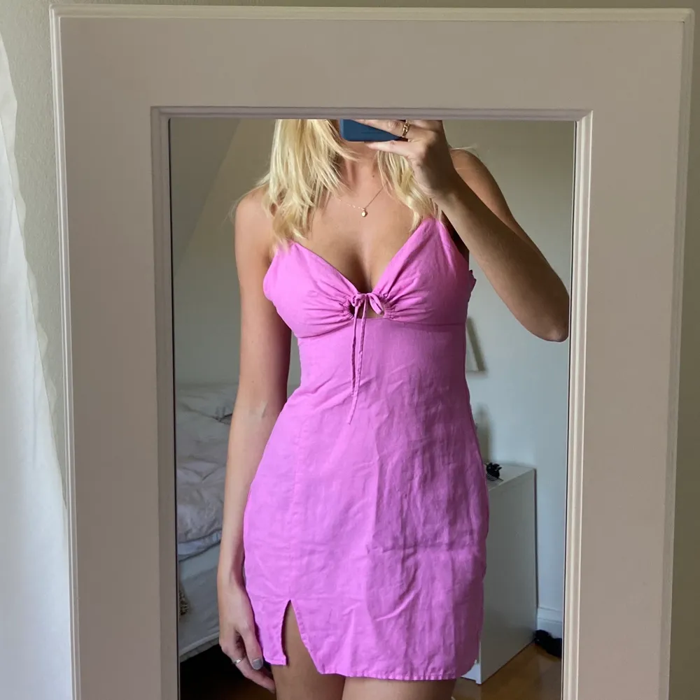 En rosa superfin kortklänning i storlek S från Bershka som endast använts en gång. Köparen står för frakten😌. Klänningar.