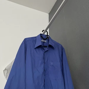 Vintage Yves Saint Laurent Skjorta - Blå YSL skjorta i gammal modell, storlek L, DM för frågor 