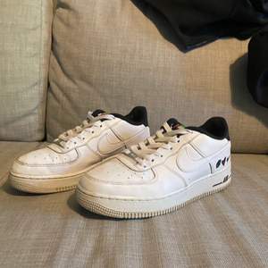 Hej, säljer mina nike air force 1s (peace love swosh) använda ett par gånger skick 8.5 / 10. Dom är i storlek 40. Pris kan sänkas vid snabb affär. Skriv för mer bilder och info!