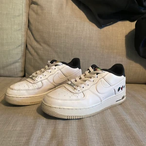 Nike air force 1s - Hej, säljer mina nike air force 1s (peace love swosh) använda ett par gånger skick 8.5 / 10. Dom är i storlek 40. Pris kan sänkas vid snabb affär. Skriv för mer bilder och info!