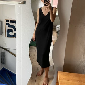 Svart midiklänning  - Svart midiklänning från Lindex sustainable collection. Tyget är mjuk lyocellblandning med fin lyster, stretchig. Nyskick!✨