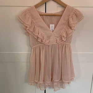 Blus strl 38 ginatricot - Aldrig kommit till användning och därför dags för nytt hem. Frakt tillkommer och betalning via Swish🌸🌸