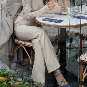 Beiga kostymbyxor  - Snygga beiga kostymbyxor från Nakd i storlek 36. Endast använda en gång