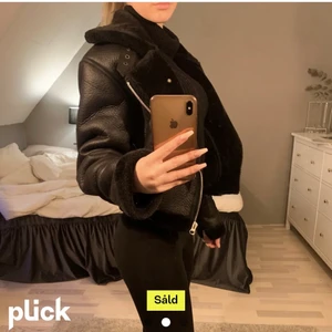 Höst/vinter jacka  -  säljer då den knappt kommit till användning och jag tycker inte jag passar i den. Från bikbok. Lånade bilder från förra ägaren, skriv privat för egna bilder.