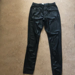 Svarta läder byxor - Säljer denna svarta läderbyxor, skulle inte vilja ha dom mer, storlek: Xs. Leverans info: skickar via post nord