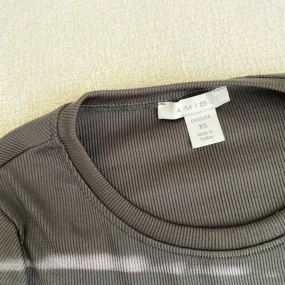 Säljer denna ursnygga tröja, knappt använd. Vet inte riktigt vart den är ifrån men märket är amisu💕 Den ser grå ut på andra bilden men är svart💕. Toppar.