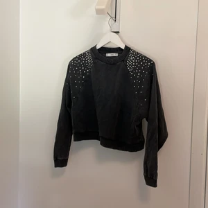 Dark Sweatshirt/top with silver detail - Mörk swearshirt/top med silver detalj i storlek XS