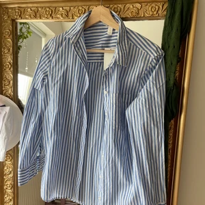 Blårandig skjorta  - Prislappen kvar aldrig använd 