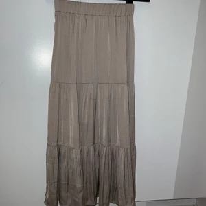 Kjolar - Säljer denna fina kjol som är beige för att den är för liten för mig, har aldrig använt 🪐✨