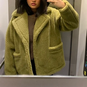 Grön teddyjacka från stand studio - Grön fluffig teddyjacka från STAND STUDIO. Så cool jacka med en häftig grön färg. Använd ett fåtal ggr. Som ny! Perfekt Jack för höst och vinter. Nypris cirka 3500kr. Storlek M